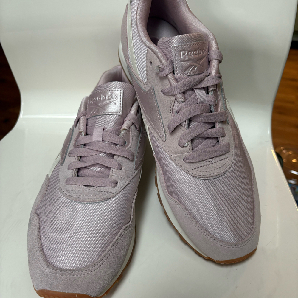 Lavender purple reebok sneakers women sz 9.5